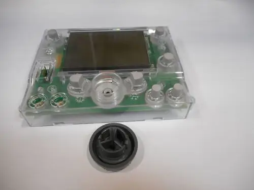 Transparente Steuerplatine mit Display und Bedienelementen, Teil eines Schaltfelds von Remeha, ausgelegt für funktionale Anwendungen in der Gebäudetechnik.